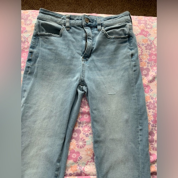 American Eagle distressed light denim sunny jeans size 2 short - Picture 3 of 9